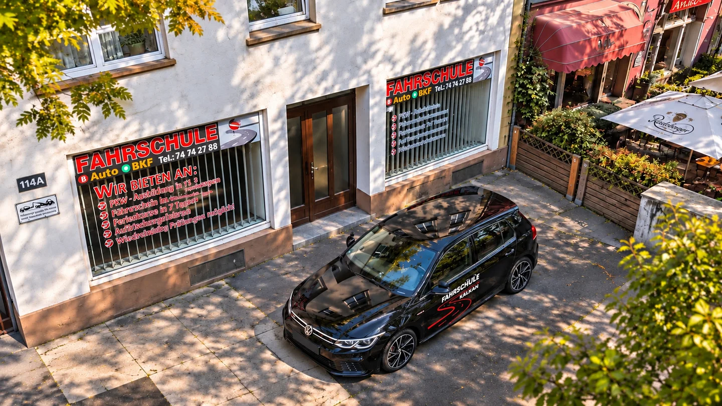 Schwarzer VW vor der Fahrschule Kalkan, schräg von oben
